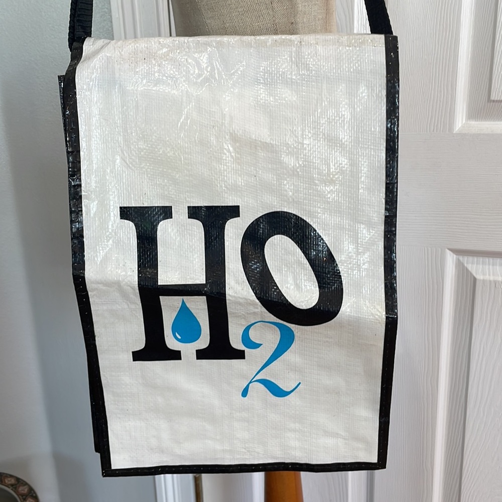 H2O bag Crossbody shoulder picnic lunch Velcro adjustable strap white easy clean